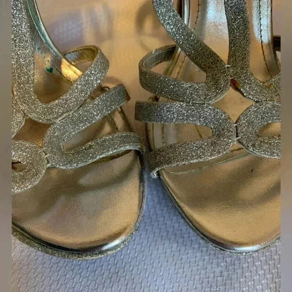 Unlisted Strappy Silver 4 Inch Stiletto Platform Heels Shoes Women’s Size 9 - Picture 3 of 12